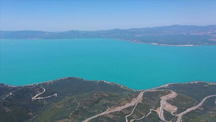 Türkiye'nin en büyük tatlı su kaynaklarından Bursa'daki İznik Gölü’nün rengi turkuaza döndü