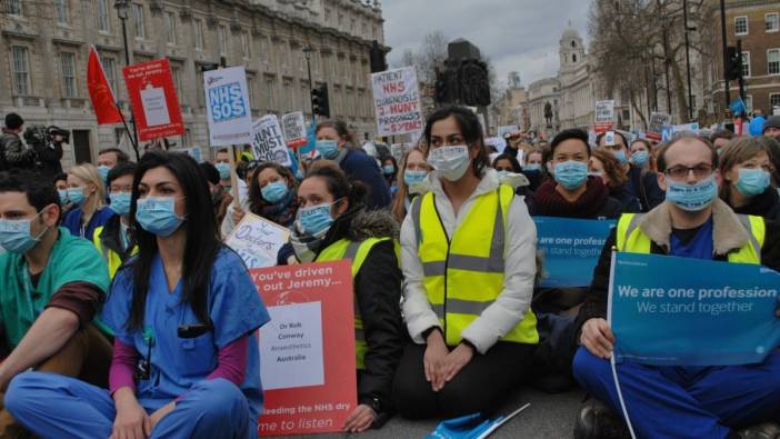 İngiltere'de 24 bin doktor greve gitti