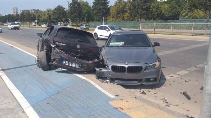 Pendik'te bir otomobil park halinde duran araca çarptı. 2 kişiyi yaralandı