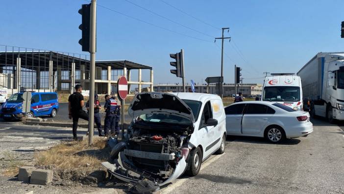 Tekirdağ’da hafif ticari araç ile otomobil çarpıştı: 2 yaralı