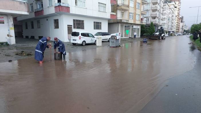 Rize'de şiddetli yağış. Dereler taştı cadde ve sokaklar göle döndü: 8 ev boşaltıldı