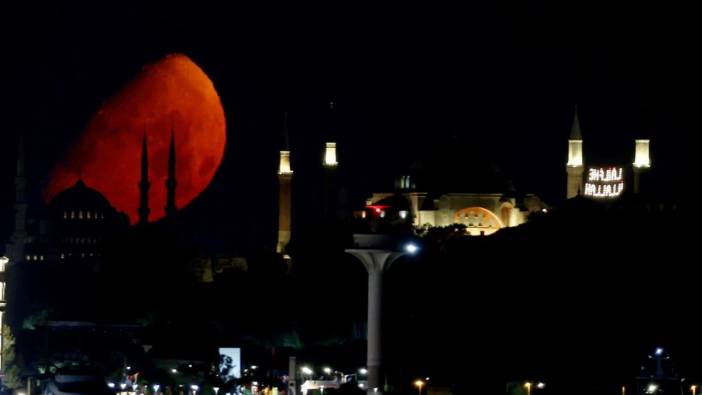 İstanbul'da yarım Ay büyüledi