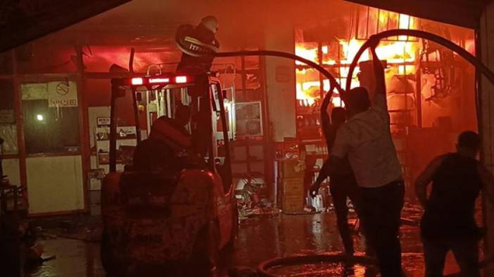 Manisa'da sanayi sitesinde yangın: 7 kişi hastaneye kaldırıldı