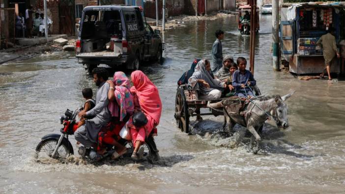 Pakistan'da sel tehlikesi nedeniyle 100 binden fazla kişi tahliye edildi