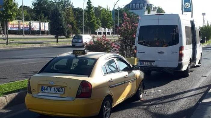 Malatya'da taksi ve servis minibüsü çarpıştı: 5 yaralı