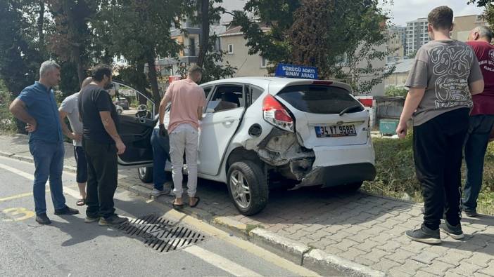 Otomobil park halindeki sürücü kursu aracına çarptı