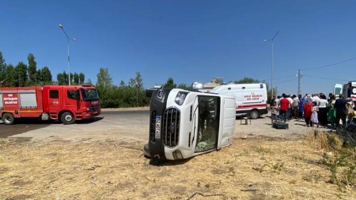 Van'da lastiği patlayan minibüs devrildi: 14 yaralı