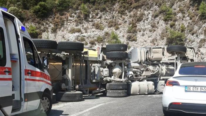 Tır yan yatınca Marmaris ve Fethiye yolu trafiğe kapandı