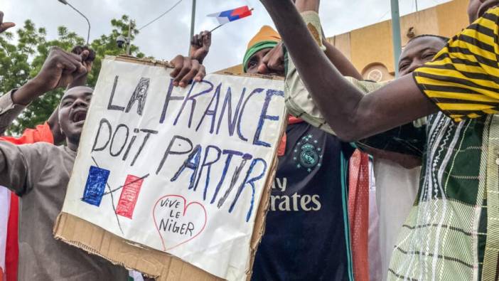 Fransa Nijer'deki büyükelçilerini geri çekmeyecek