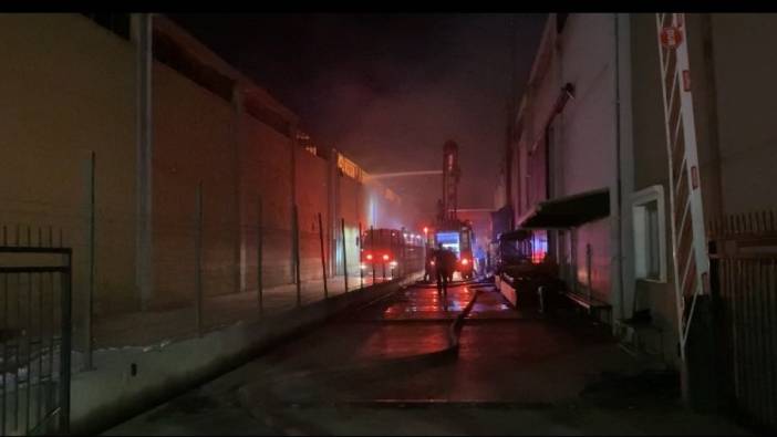 İzmir'de fabrika yangını: 2 işçi hastaneye kaldırıldı
