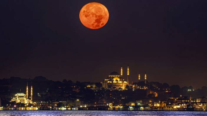 İstanbul’da Mavi Ay nefes kesti. Gökyüzünde görsel şölen yaşandı