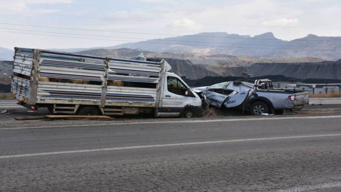 Devrilen araca kamyonet çarptı 5 kişi yaralandı