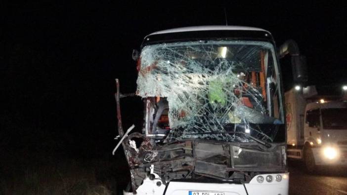 Uşak'ta yolcu otobüsü tıra arkadan çarptı: 15 yaralı