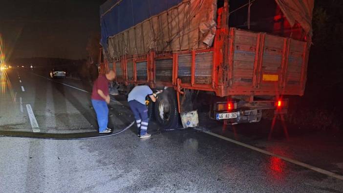 Alaca'da seyir halindeki kamyonun lastikleri yandı