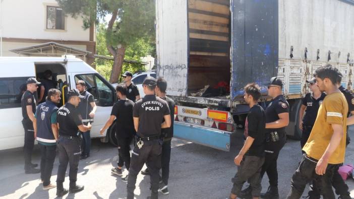 Muğla'da kamyonet kasasından 49 sığınmacı çıktı