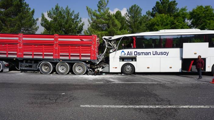 Adana’da yolcu otobüsü TIR’la çarpıştı: Ölü ve yaralılar var