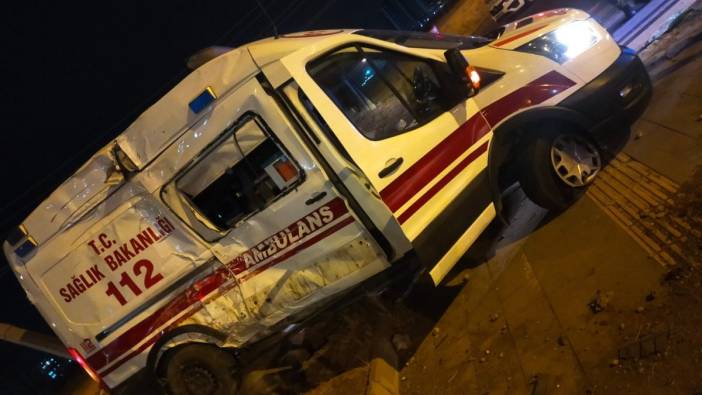 Ambulans ile belediye otobüsü çarpıştı: 3 yaralı