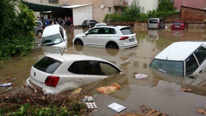 Uşak’ta şiddetli yağış sele neden oldu. Ev ve iş yerleri sular altında kaldı. Araçlar selde sürüklendi