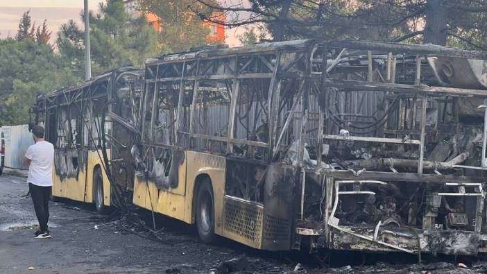 Park halindeki İETT otobüsü cayır cayır yandı