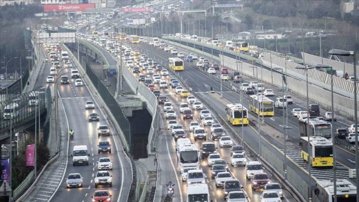 İstanbul'da trafik durma noktasına geldi. Okullar açılınca yollar kilitlendi