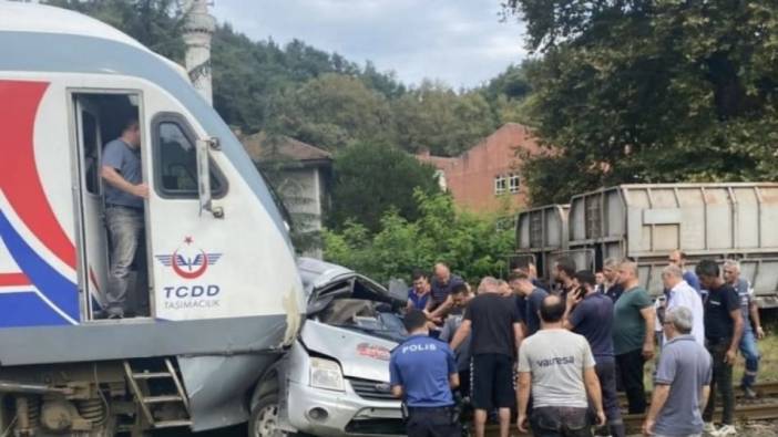 Zonguldak'ta tren hemzemin geçitte otomobili ezdi