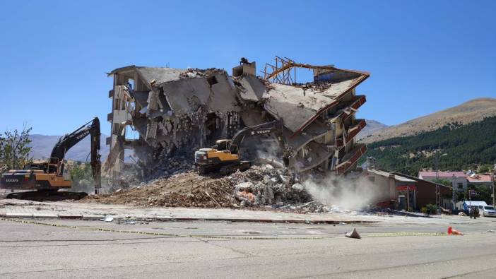 Çelikhan'da ağır hasarlı binaların yıkımı sürüyor