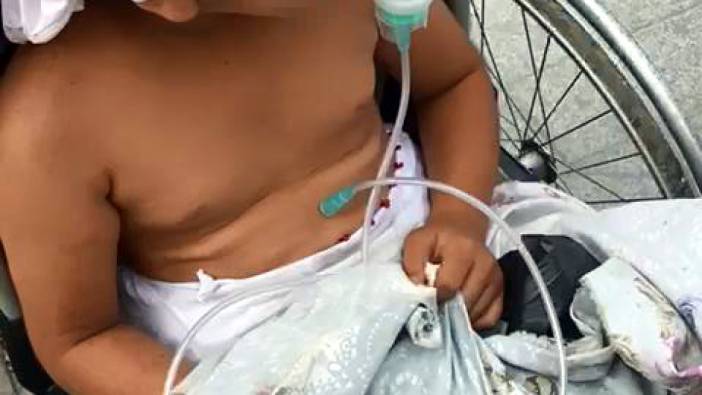 Çocuğa sahte oksijen maskesi takıp dilendi. Duygu sömürüsünün böylesi