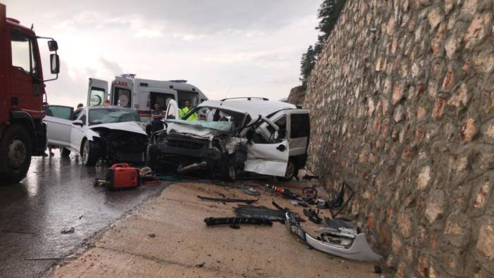 Antalya'da iki araç kafa kafaya çarpıştı: 1 ölü, 6 yaralı