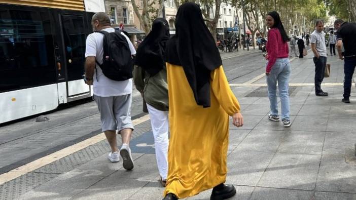 Fransa abaya giyen yüzlerce müslüman kız öğrenciyi evine geri gönderdi