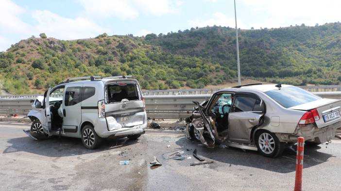 Hafif ticari araç ile otomobil kafa kafaya çarpıştı: 5 yaralı