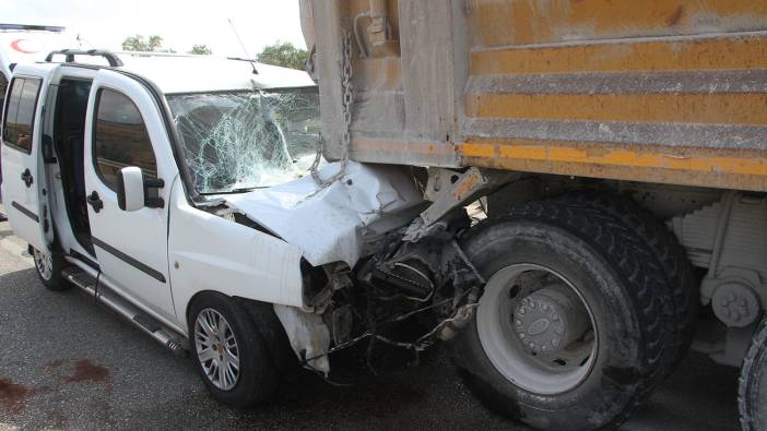 Hafif ticari araç hafriyat kamyonuna çarptı: 4’ü çocuk 7 yaralı