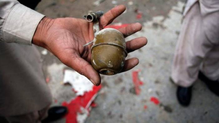 Ekvador'da atmayı unuttukları el bombası kendi araçlarında patladı