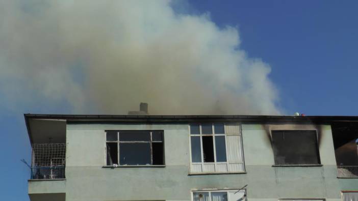 Çatı katında yangın: Ev kullanılamaz hale geldi