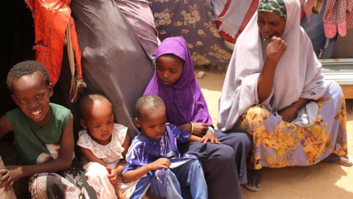 Somalili anne çocuklarını yaşatmak için 13 gün boyunca kampa yürüdü