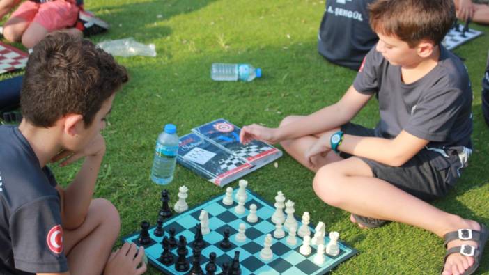 Marmaris’te çocuklar sokakta satranç oynadı