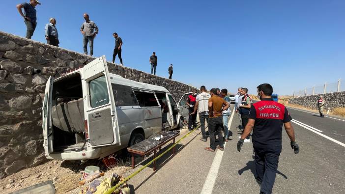 Tarım işçilerini taşıyan minibüs istinat duvarına çarpı: 3 ölü, 17 yaralı