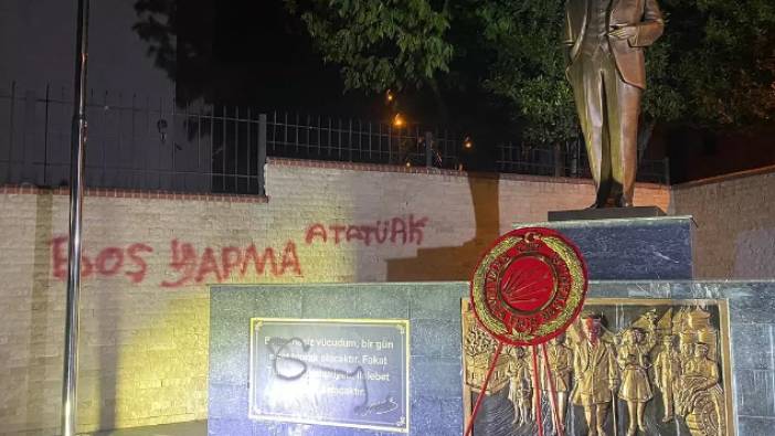 Anıtın duvarına "boş yapma Atatürk" yazıp Atatürk’ün yüzünü kırmızıya boyadılar. Şerefsizler güya Ebrar'dan intikam aldılar