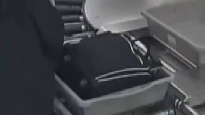 Havalimanında iki güvenlik personeli hırsızlık yaparken kameraya yakalandı