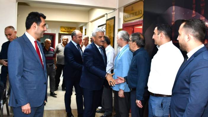 Vali, Başsavcı ve İl Emniyet Müdürü AKP'li başkanı tebrik sırasına girdi