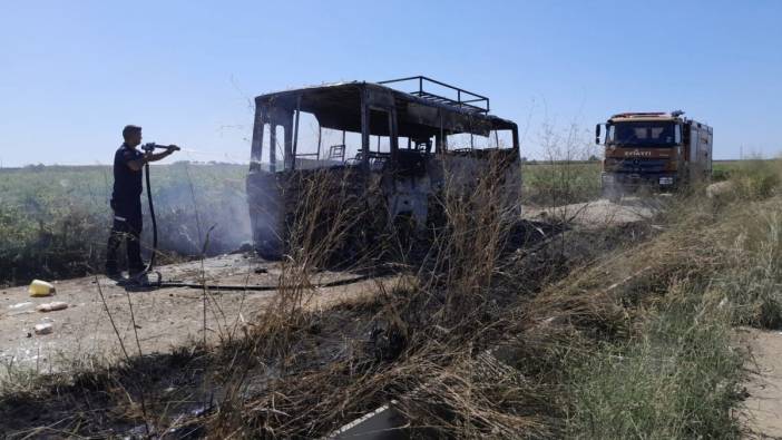 Suriyeliler tarım işçilerini taşıyan servisi benzin döküp yaktı