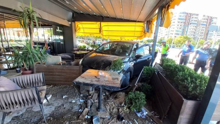 Manisa'da otomobil kafeye daldı: 2 yaralı