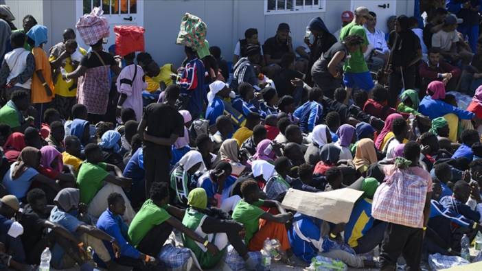 Lampedusa Adası'ndaki düzensiz göçmenler tahliye ediliyor