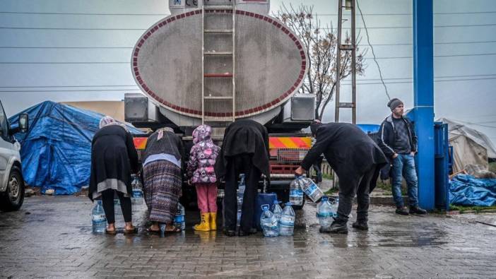 İçme suyu bekleyen depremzedelere gazoz