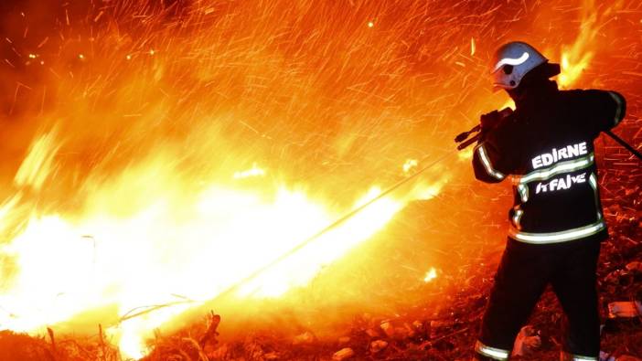 Edirne'de otluk alanda yangın: Alevler geceyi aydınlattı