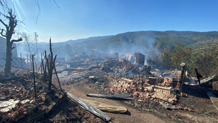Kastamonu’daki köy yangına müdahale sürüyor. 10 ev, 3 ahır yandı