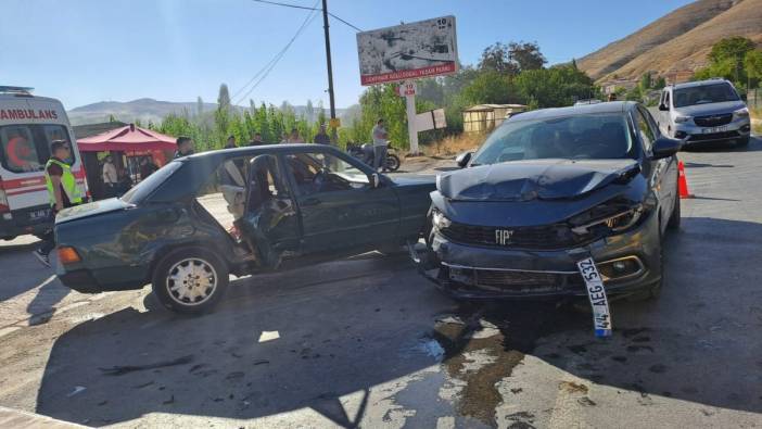 Gürün'de otomobiller çarpıştı: 4 yaralı