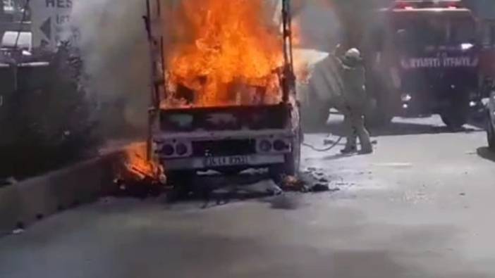 Bağcılar'da kamyonet alev alev yandı, elektrik kablosu koptu