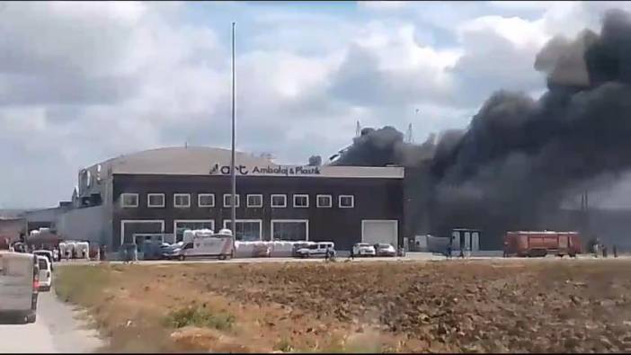 Silivri'de fabrika yangını. Kara dumanlar gökyüzünü kapladı