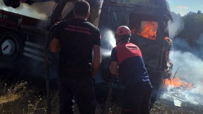 Hafif ticari araçla çarpışan vinçli kamyon alev alev yandı. Olay yerinde can pazarı yaşandı