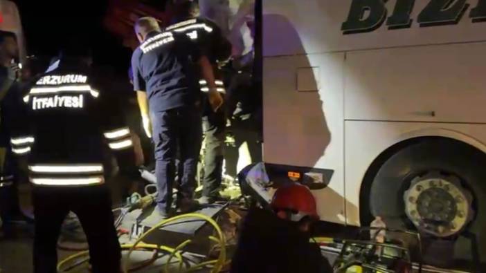 Erzurum'da yolcu otobüsü traktöre çarptı: 2 ölü, 14 yaralı